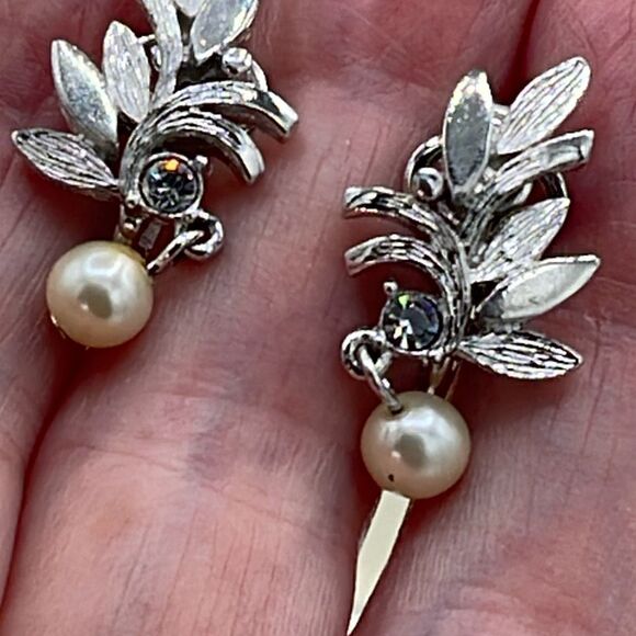 Two pair vintage Avon clip earrings. One silver and one gold colored - Picture 6 of 8